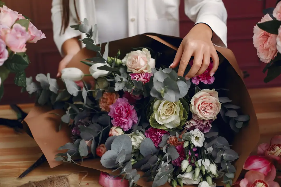 florist-makes-beautiful-bouquet-in-studio-scaled (1)